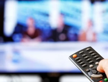 Έξαλλη ξανθιά παρουσιάστρια που την «έφαγαν» από την αφίσα του καναλιού (φώτο)